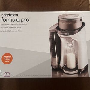 NEW Baby Brezza Formula Pro in White and Gray, Never Opened